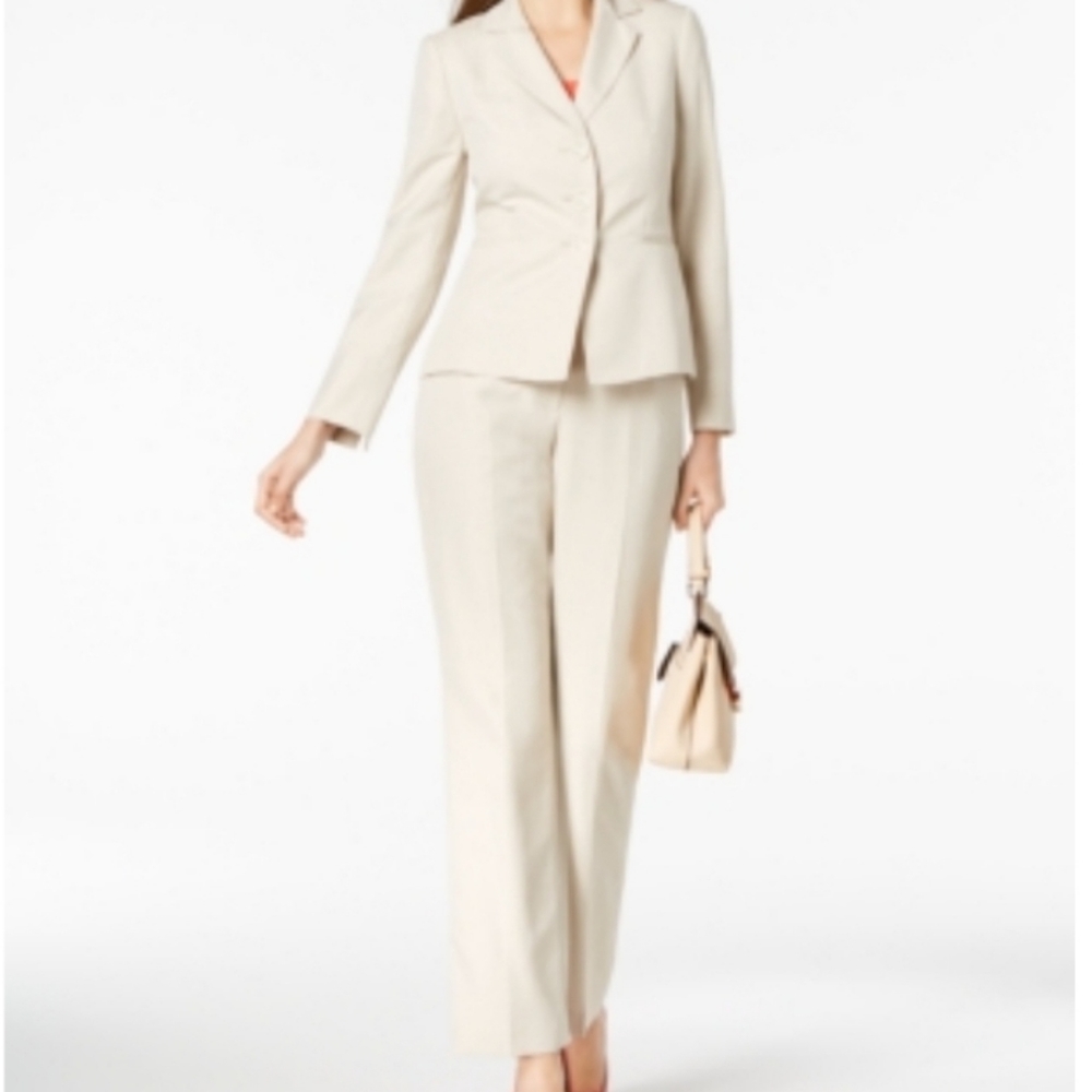 Le Suit Size 4 Petite 2 Piece Taupe Pant Suit